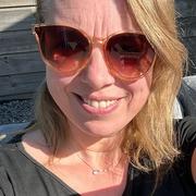 helderziende Jessie- Hallo, ik ben medium Jessie. Als oprecht en eerlijk persoon ligt mijn kracht in het helpen en aanvoelen van mensen. Mijn intuitie stelt me in staat om diepere inzichten te verkrijgen in de situaties en emoties waarmee jij mogelijk worstelt. Ik begrijp dat het leven soms uitdagend kan zijn en dat het soms fijn is om met iemand te praten die naar je luistert en je zonder oordeel ondersteunt. Denk je dat ik van betekenis kan zijn voor jou? Aarzel dan niet om  met mij op te nemen. Samen kunnen we werken aan jouw persoonlijke groei. Ik kijk ernaar uit om je te helpen en je op jouw pad te begeleiden. Onthoud, je staat er niet alleen voor, ik ben hier om je te ondersteunen. Helderzienden staan voor u klaar als u het even niet meer zitten of als u gewoon een luisterend oor zoekt. Onze professionele consulenten en helderzienden zijn op hun eigen bijzondere specialiteiten gescreend en getest. U kan bij ons terecht voor  spiritueel en betrouwbaar advies. 